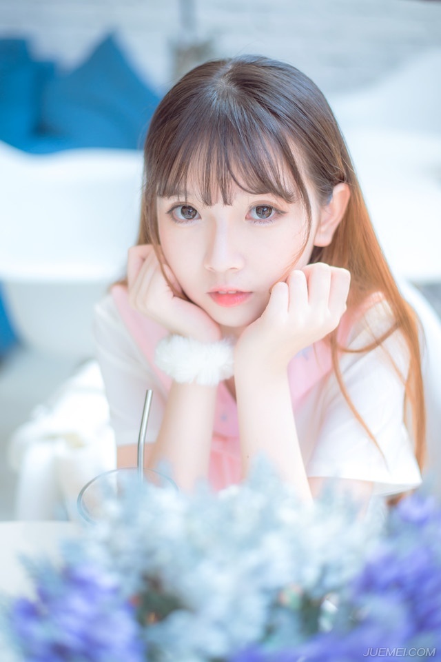 “知道吗？”雨幕中，陈到站在塔楼里，远眺着江面，实际上除了不断拍击着港口的浪花，再远一些的地方已经无法视物，很少说话的陈到冷不丁的开口将伏德给吓了一跳。